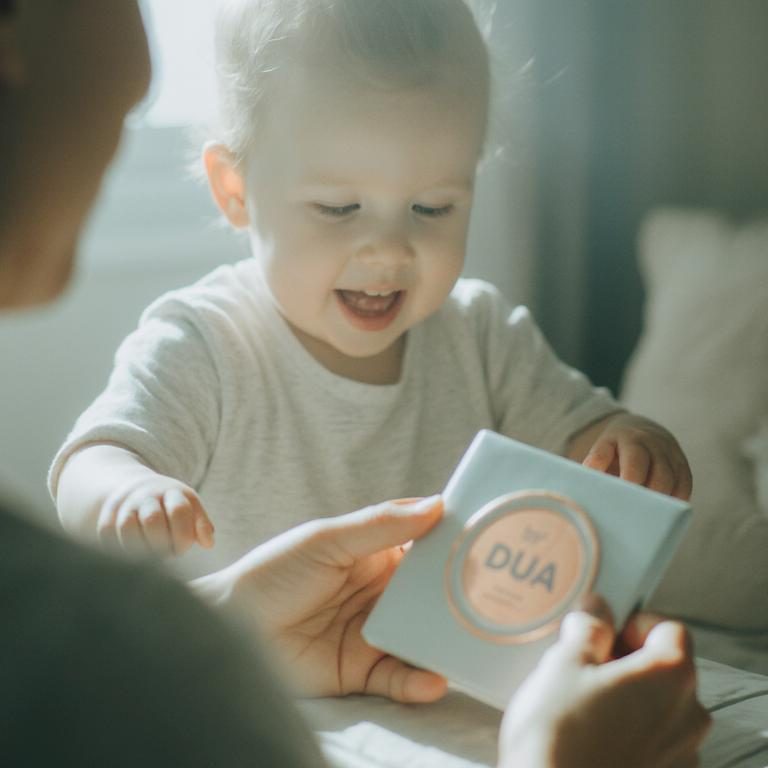 Mama mit Baby und Silikon-Beißring von by DUA