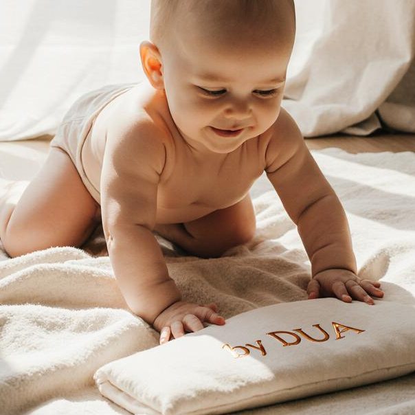 Bunte Babyartikel: Bodysuit, Geschirr, Greifspielzeug und Löffel. by DUA Babybedarf