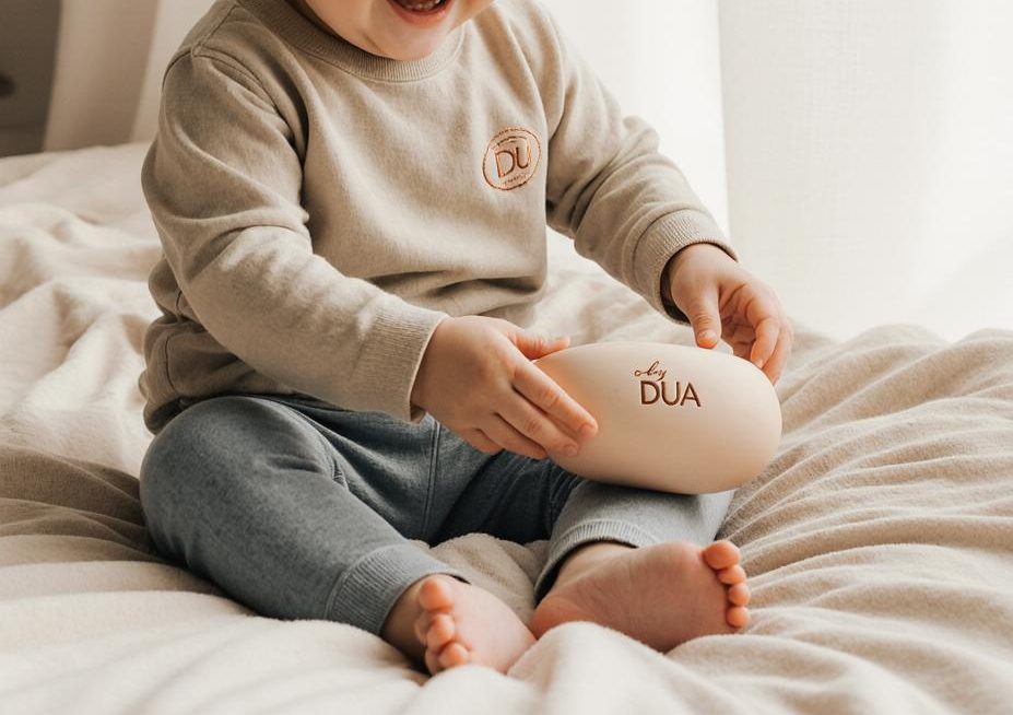 Glückliches Babys mit Babyartikeln von by DUA