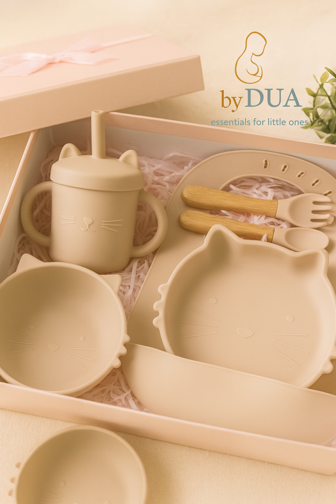 Ein Set aus niedlichem, katzenförmigem Geschirr in sanften Farben.